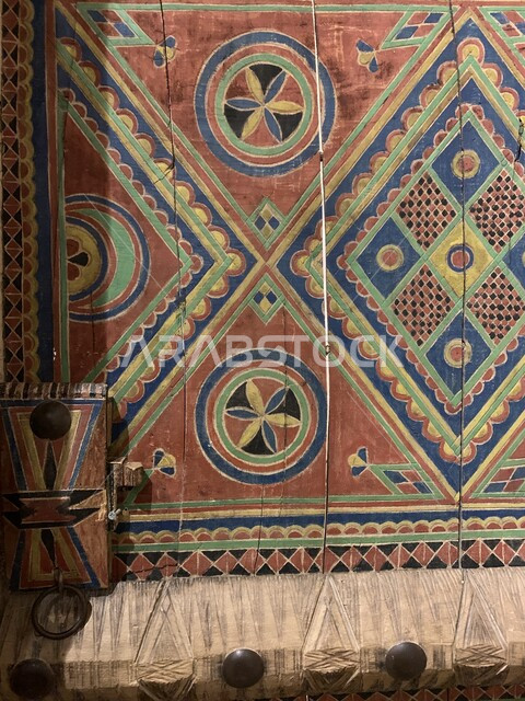 باب أثري قديم بأسلوب وزخارف تاريخية اسلامية ، معالم أثرية سياحية في السعودية ، بيوت أثرية قديمة , شعبيات , زخارف شعبية اسلامية .