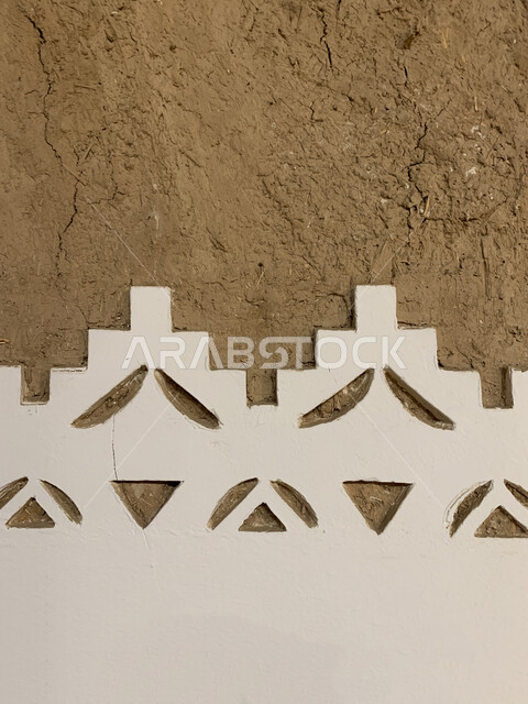 حائط مزخرف بزخارف عربية تراثية, بيوت طينية عتيقة , البناء القديم التراثي , شعبيات , متحف تراثي قديم .