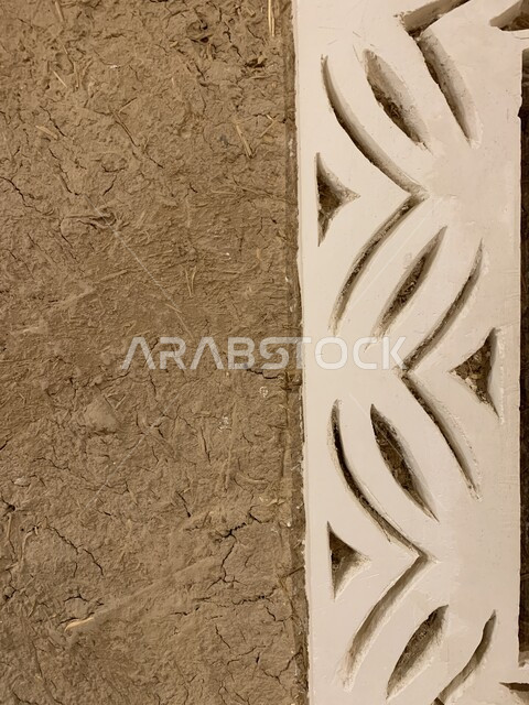 حائط مزخرف بزخارف عربية تراثية, بيوت طينية عتيقة , البناء القديم التراثي , شعبيات , متحف تراثي قديم .