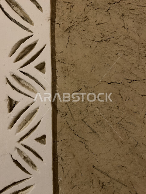 حائط مزخرف بزخارف عربية تراثية, بيوت طينية عتيقة , البناء القديم التراثي , شعبيات , متحف تراثي قديم .