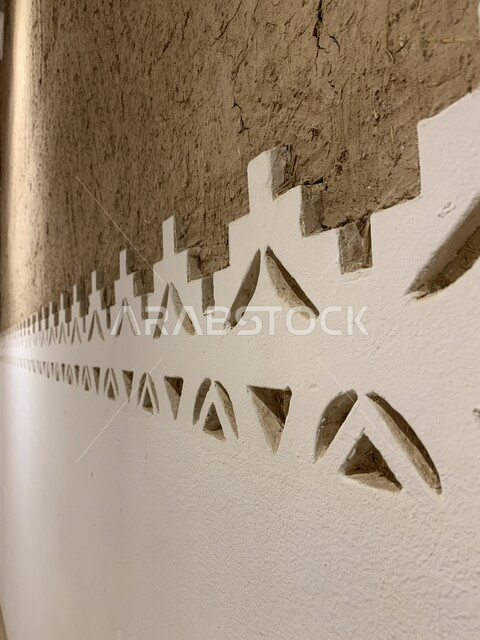 حائط مزخرف بزخارف عربية تراثية, بيوت طينية عتيقة , البناء القديم التراثي , شعبيات , متحف تراثي قديم .