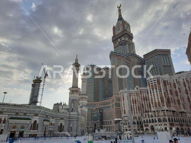فنادق برج الساعه المطله على الحرم في مكة المكرمة بالمملكة العربية السعودية، أداء مناسك الحج والعمرة، العبادة والتقرب إلى الله، معالم دينية إسلامية، فنادق فاخره، الفن الهندسي المعماري، ساحة المسجد الحرام، الحرم المكي الشريف
