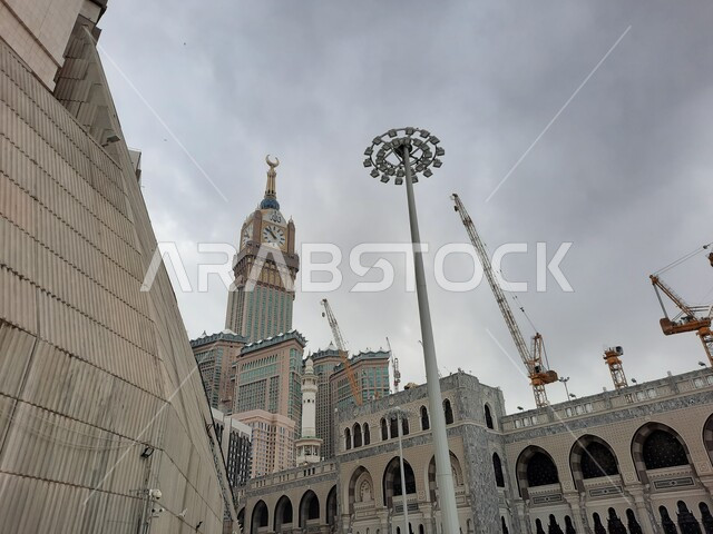 فنادق برج الساعه المطله على الحرم في مكة المكرمة بالمملكة العربية السعودية، أداء مناسك الحج والعمرة، العبادة والتقرب إلى الله، معالم دينية إسلامية، فنادق فاخره، الفن الهندسي المعماري، ساحة المسجد الحرام، الحرم المكي الشريف