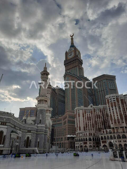 فنادق برج الساعه المطله على الحرم في مكة المكرمة بالمملكة العربية السعودية، أداء مناسك الحج والعمرة، العبادة والتقرب إلى الله، معالم دينية إسلامية، فنادق فاخره، الفن الهندسي المعماري، ساحة المسجد الحرام، الحرم المكي الشريف