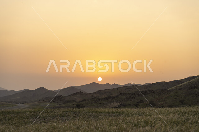 غروب الشمس الإبداعي على الجبال , الطبيعة الخضراء وقت الغروب , جبال و مرتفعات ، نباتات خضراء ، خلفية الطبيعة . 