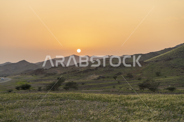 غروب الشمس الإبداعي على الجبال , الطبيعة الخضراء وقت الغروب , جبال و مرتفعات ، نباتات خضراء ، خلفية الطبيعة . 