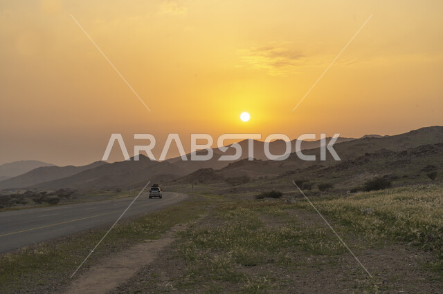 غروب الشمس الإبداعي على الجبال , الطبيعة الخضراء وقت الغروب , جبال و مرتفعات ، نباتات خضراء ، خلفية الطبيعة . 