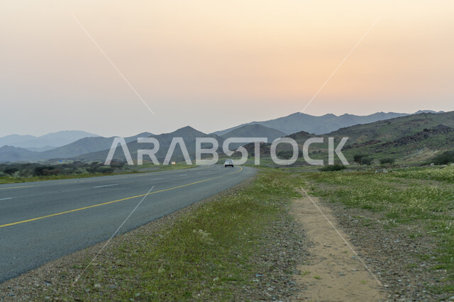 طريق مخصص للعبور بين الهضاب والجبال المكسوة بالنباتات الخضراء ، طريق البر ، محمية جبلية  الطبيعة الخلابة في النهار ، خلفية الطبيعة.