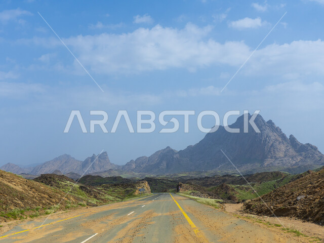 طريق مخصص للعبور بين الهضاب والجبال المكسوة بالنباتات الخضراء ، طريق البر ، محمية جبلية  الطبيعة الخلابة في النهار ، خلفية الطبيعة.