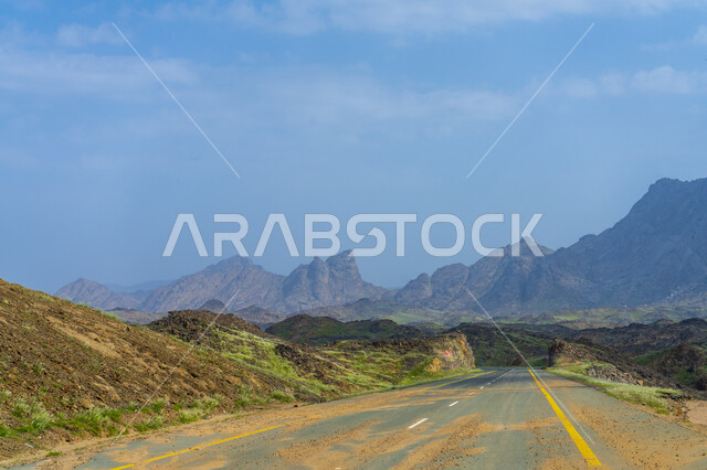 طريق مخصص للعبور بين الهضاب والجبال المكسوة بالنباتات الخضراء ، طريق البر ، محمية جبلية  الطبيعة الخلابة في النهار ، خلفية الطبيعة.