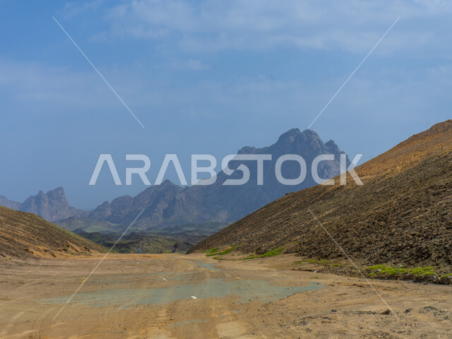 طريق مخصص للعبور بين الهضاب والجبال المكسوة بالنباتات الخضراء ، طريق البر ، محمية جبلية  الطبيعة الخلابة في النهار ، خلفية الطبيعة.