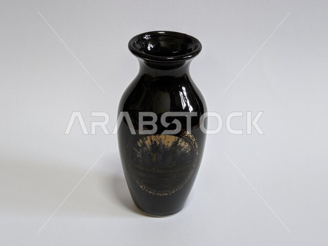 إناء أسود صغير مصور على خلفية بيضاء ، أنتيكا وتحف ، وعاء زجاجي أسود 