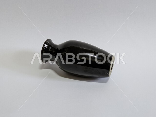 إناء أسود صغير مصور على خلفية بيضاء ، أنتيكا وتحف ، وعاء زجاجي أسود 