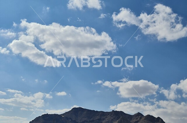 السماء الزرقاء ، الغيوم والسحب البيضاء في السماء ، خلفية الطبيعة