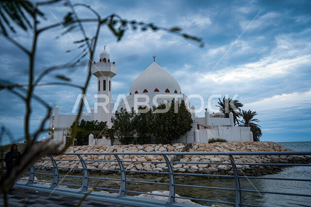 صورة لمسجد سالم بن لادن على ساحل كورنيش الخُبر في المملكة العربية السعودية ، اطلالة رائعة لمسجد كورنيش الخبر