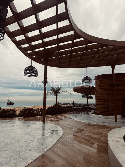 جلسات استرخاء أمام شاطئ في الامارات العربية المتحدة , الأجواء الماطرة , السماء الملبدة بالغيوم , السياحة في دبي .