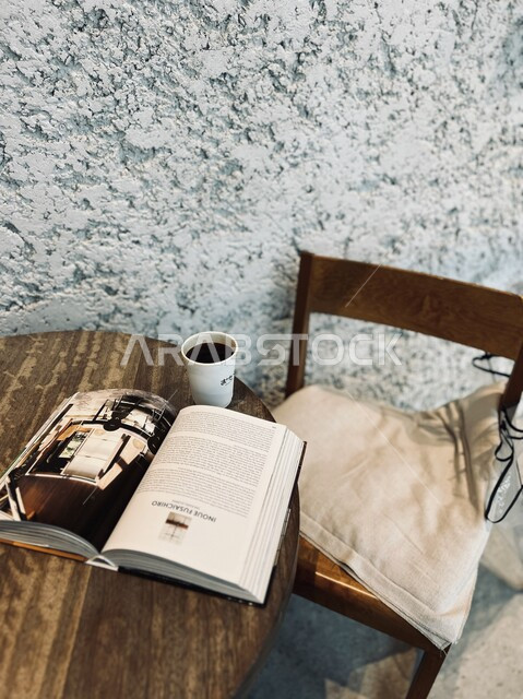 صورة لطاولة عليها مشروب القهوة السوداء الساخنة ، أجواء رائعة وجميلة في متجر القهوة بالامارات العربية المتحدة ، أماكن سياحية في دبي ، مقهى للإستكنان والإستجمام .