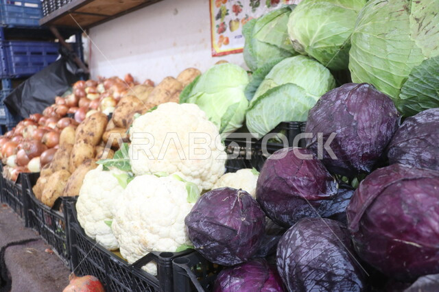 صورة لقسم الخضراوات والفواكة في السوق ، الاحتياجات المنزلية ، السلع والمواد الغذائية المختلفة ، مستلزمات المستهلك ، سوق الخضار والفواكة ، الخضراوات الطازجة ، الفواكة الطازجة