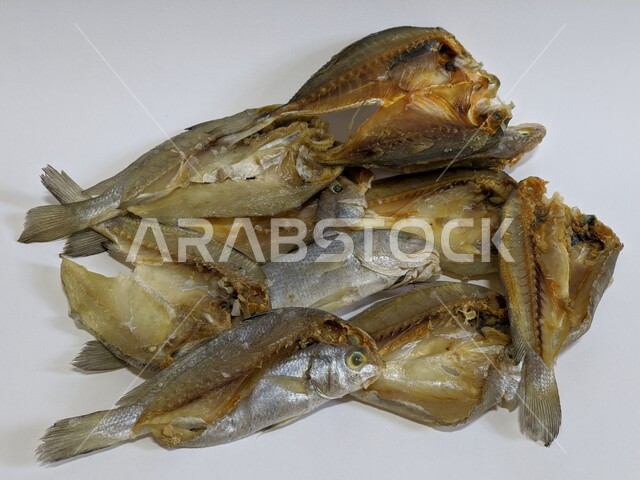 مملح السمك المجفف على خلفية بيضاء ، مأكولات بحرية