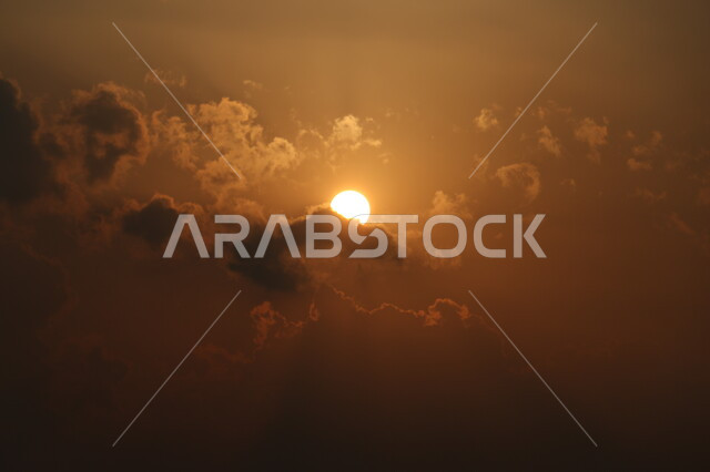 الغيوم في السماء وقت غروب الشمس، مناظر طبيعية خلابة للغروب، السماء الملبدة بالغيوم ، خلفية الطبيعة