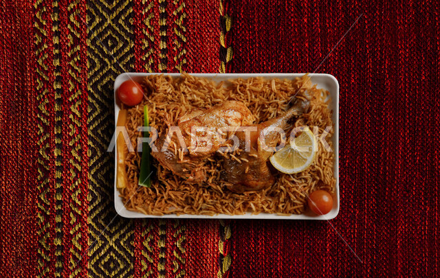 أرز بخاري مع الدجاج المندي ، مأكولات شعبية سعودية ، مطعم سعودي ، أطباق خليجية ، مطبخ سعودي