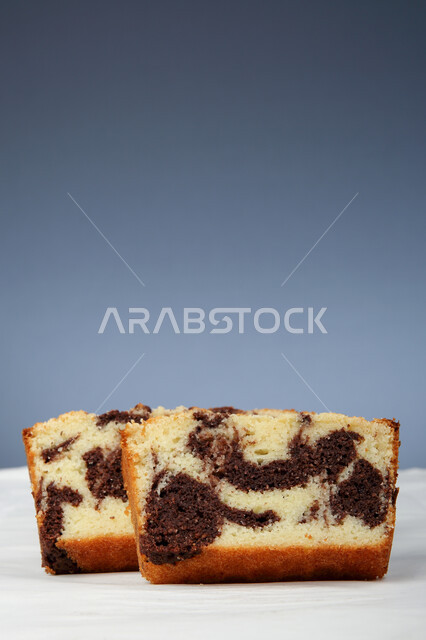 قطع من كيك ماربل على سطح رخامي ، كيكة الشوكولاتة ، كيكة الفانيلا  ، مخبوزات و حلويات