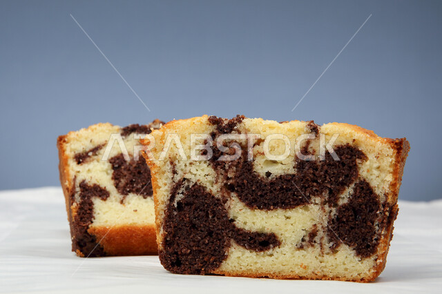 قطع من كيك ماربل على سطح رخامي ، كيكة الشوكولاتة ، كيكة الفانيلا  ، مخبوزات و حلويات