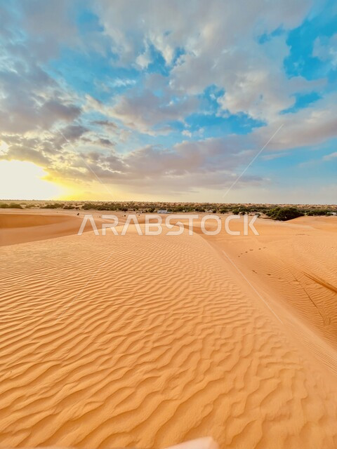الكثبان الرملية ،المناطق الصحراوية، غروب الشمس ، الغيوم في السماء، الرمال الذهبية في الصحراء