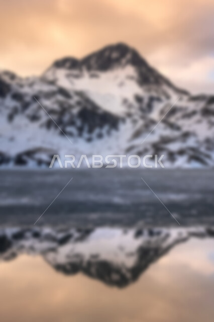 خلفية ضبابية مجردة لمفهوم الطبيعة ، خلفية مطموسه مجردة للطبيعة ، المرتفعات الجبلية