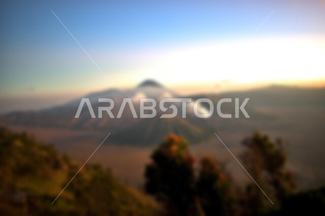 خلفية ضبابية مجردة لمفهوم الطبيعة ، خلفية مطموسه مجردة للطبيعة ، المرتفعات الجبلية