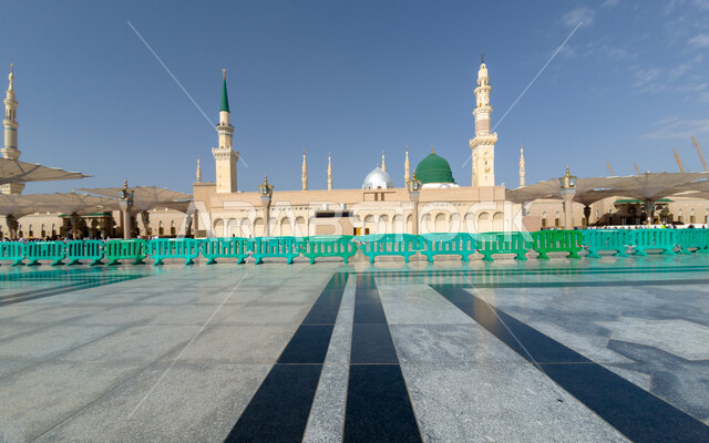 المسجد النبوي في المدينة المنورة بالمملكة العربية السعودية ، ساحة المسجد النبوي الشريف ، الحرم النبوي الشريف ، أماكن إسلامية مقدسة ، معالم دينية إسلامية