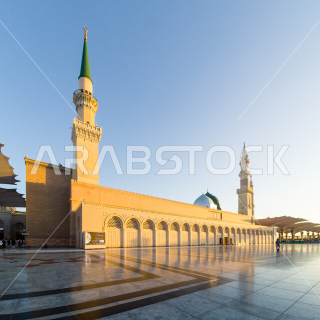 المسجد النبوي في المدينة المنورة بالمملكة العربية السعودية ، ساحة المسجد النبوي الشريف ، الحرم النبوي الشريف ، أماكن إسلامية مقدسة ، معالم دينية إسلامية