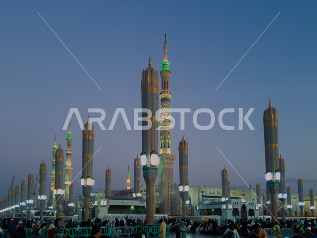 ساحة المسجد النبوي الشريف في المدينة المنورة بالمملكة العربية السعودية، الحرم النبوي الشريف، أماكن إسلامية مقدسة، تجمع المسلمون في المجمع الخارجي للمسجد النبوي في المدينة المنورة، المظلات الإلكترونية، معالم دينية إسلامية