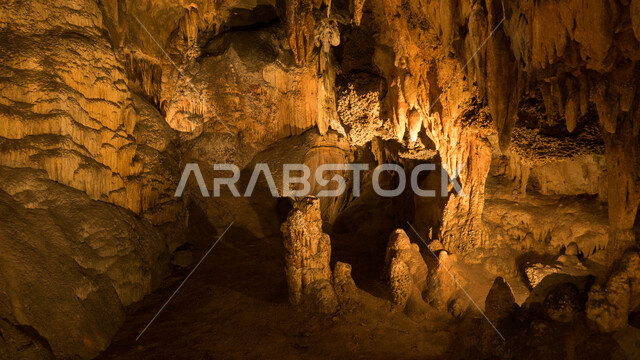صوره مقربه من الداخل لمغاره حجريه, كهف أثري قديم, مغارات تراثيه, أحافير, كهوف ومغارات أثريه طبيعيه, صخور محفره, أماكن سياحيه, مناظر طبيعيه