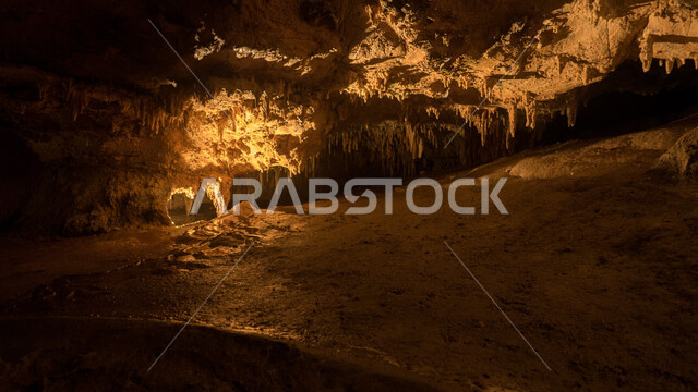 صوره مقربه من الداخل لمغاره حجريه, كهف أثري قديم, مغارات تراثيه, أحافير, كهوف ومغارات أثريه طبيعيه, صخور محفره, أماكن سياحيه, مناظر طبيعيه