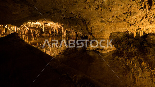 صوره مقربه من الداخل لمغاره حجريه, كهف أثري قديم, مغارات تراثيه, أحافير, كهوف ومغارات أثريه طبيعيه, صخور محفره, أماكن سياحيه, مناظر طبيعيه