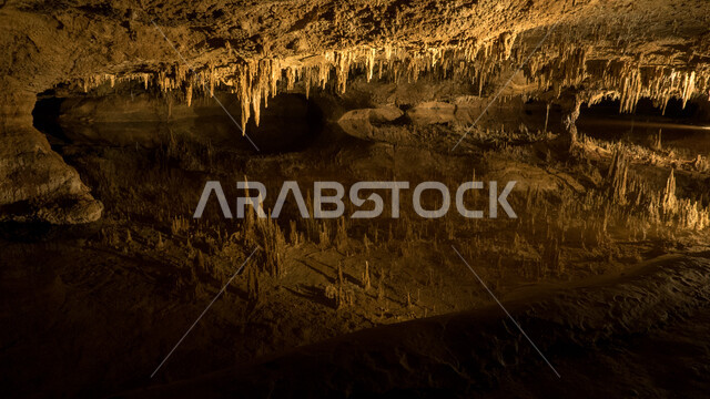 صوره مقربه من الداخل لمغاره حجريه, كهف أثري قديم, مغارات تراثيه, أحافير, كهوف ومغارات أثريه طبيعيه, صخور محفره, أماكن سياحيه, مناظر طبيعيه