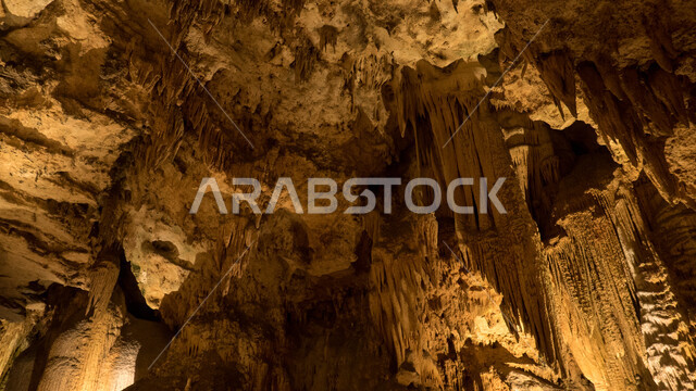 صوره مقربه من الداخل لمغاره حجريه, كهف أثري قديم, مغارات تراثيه, أحافير, كهوف ومغارات أثريه طبيعيه, صخور محفره, أماكن سياحيه, مناظر طبيعيه