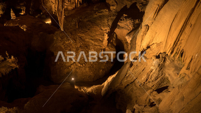 صوره مقربه من الداخل لمغاره حجريه, كهف أثري قديم, مغارات تراثيه, أحافير, كهوف ومغارات أثريه طبيعيه, صخور محفره, أماكن سياحيه, مناظر طبيعيه