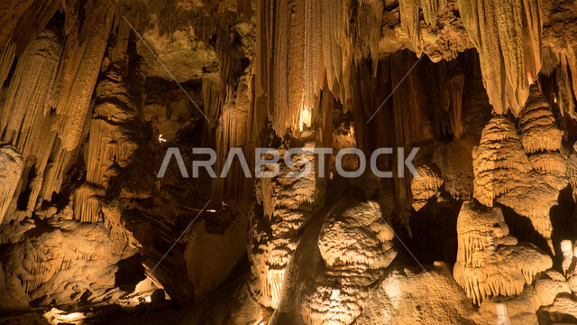 صوره مقربه من الداخل لمغاره حجريه, كهف أثري قديم, مغارات تراثيه, أحافير, كهوف ومغارات أثريه طبيعيه, صخور محفره, أماكن سياحيه, مناظر طبيعيه