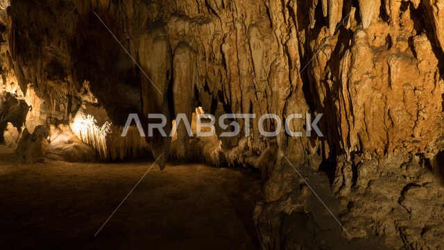 صوره مقربه من الداخل لمغاره حجريه, كهف أثري قديم, مغارات تراثيه, أحافير, كهوف ومغارات أثريه طبيعيه, صخور محفره, أماكن سياحيه, مناظر طبيعيه