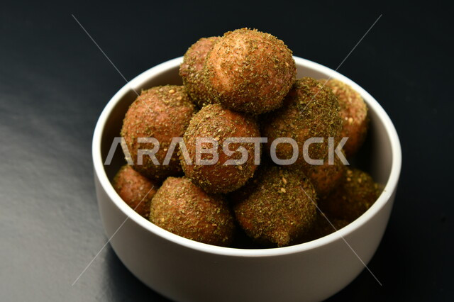 أقراص الفلافل ، وجبة الفطور الصباحي ، المقبلات ، مأكولات عربية