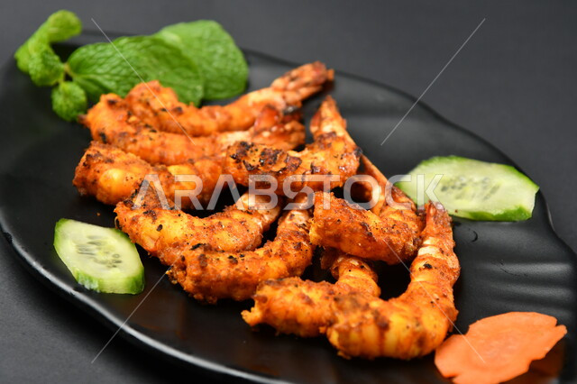 طبق روبيان على سطح أسود ، مطابخ ومطاعم عربية ، الجمبري ، مأكولات بحرية