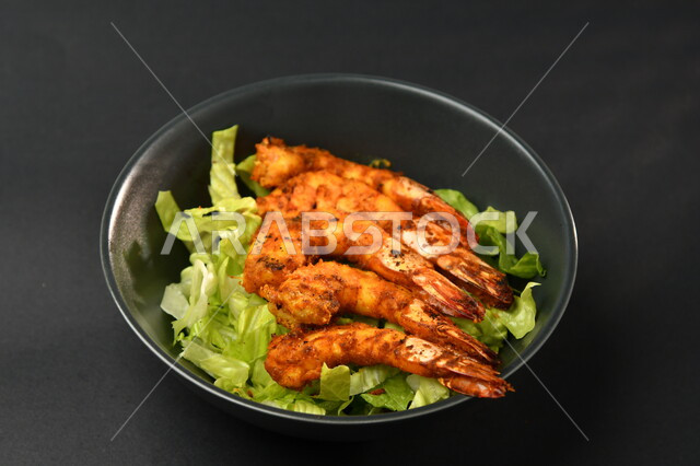 طبق روبيان على سطح أسود ، مطابخ ومطاعم عربية ، الجمبري ، مأكولات بحرية