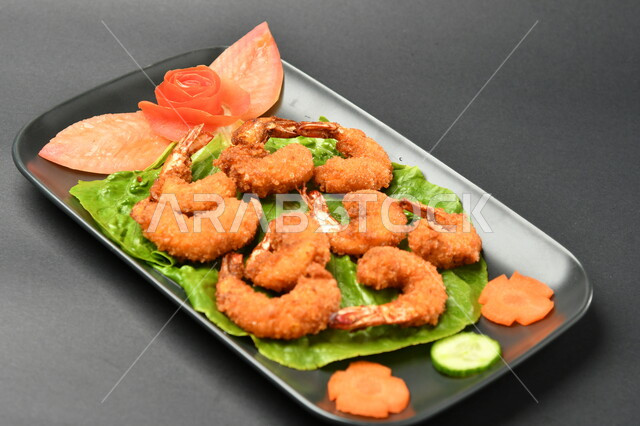 طبق روبيان على سطح أسود ، مطابخ ومطاعم عربية ، الجمبري ، مأكولات بحرية