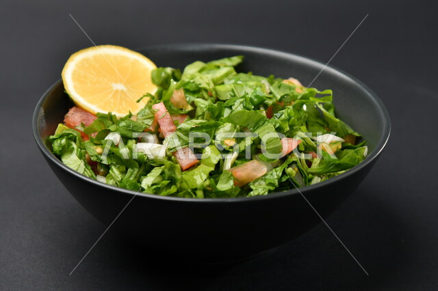 طبق سلطة خضراوات على سطح أسود ، طبق صحي ، مقبلات باردة ، حمية غذائية صحية