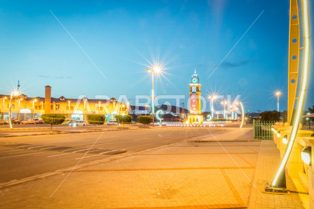 مجسم ساعة مكة على دوار في محافظة رجال ألمع في المملكة العربية السعودية ، مجسم جمالي يحاكي تصميم ساعة مكة ، التطوير الهندسي 