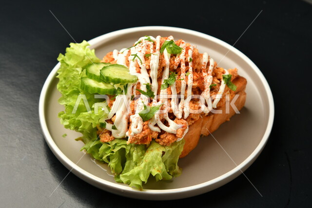 طبق التوست مع الدجاج المقرمش والصوص ، مأكولات عربية 