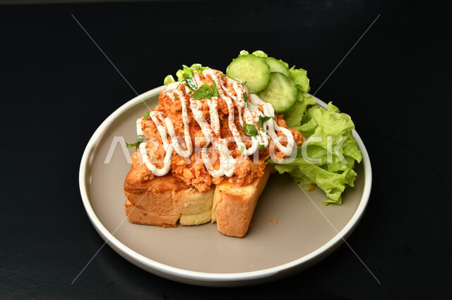 طبق التوست مع الدجاج المقرمش والصوص ، مأكولات عربية 