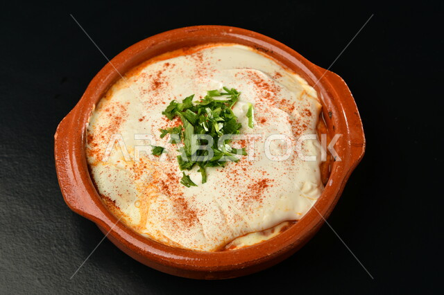 طبق من المعكرونة والجبنة الذائبة على سطح أسود ، مأكولات عربية